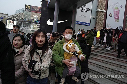 아이 안고 가는 중국 남성. [AP=연합뉴스]